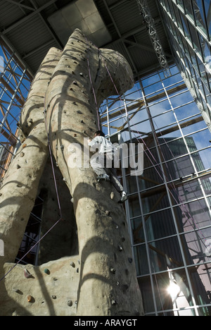 Jeune homme sur mur d'escalade à REI magasin d'articles de sport, le centre de Seattle Washington Banque D'Images