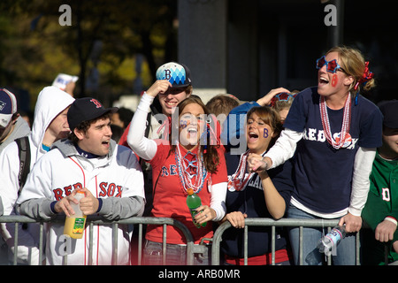 Foule de gens célébrant la victoire des Boston Red Sox en série mondiale 2007. Boston, Massachusetts, USA Banque D'Images