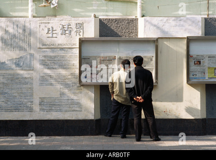 Les hommes à la Commission d'information à Shanghai, Chine Banque D'Images