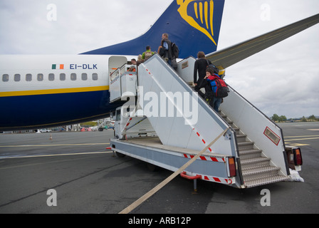 Les passagers d'vol RyanAir, l'aéroport de Biarritz, France Banque D'Images
