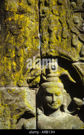 Sculpter à Wat Nokor, Kompong Cham, au Cambodge Banque D'Images