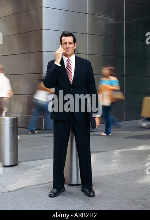 Portrait of businessman standing Outdoors, Talking On Cellular Phone Banque D'Images
