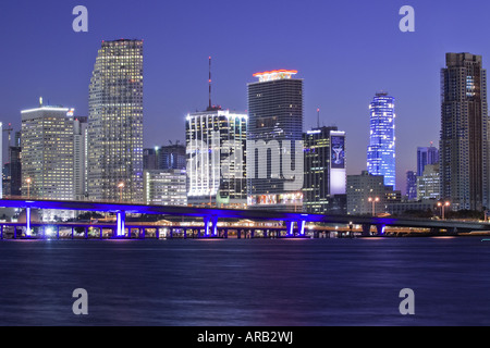 Le centre-ville de Miami skyscraper décoré de l'époque de Noël flocons de neige s'élève au-dessus de la baie de Biscayne au coucher du soleil. Banque D'Images