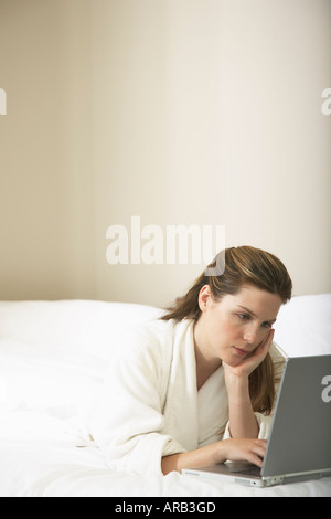 Woman Using laptop computer Banque D'Images