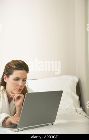 Woman Using laptop computer Banque D'Images