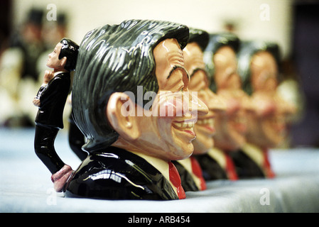 Toby pichets réalisés par Royal Doulton calquée sur le premier ministre britannique, Tony Blair, avec une poignée qui ressemble à Peter Mandelson Banque D'Images