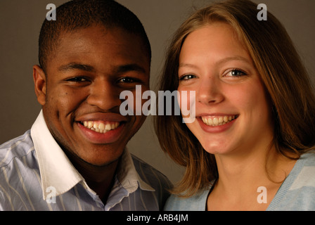 Sourire et rire les jeunes couples mixtes rade. Banque D'Images