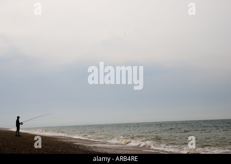 L'homme pêche sur le CLAJ Beach Norfolk Royaume Uni Banque D'Images