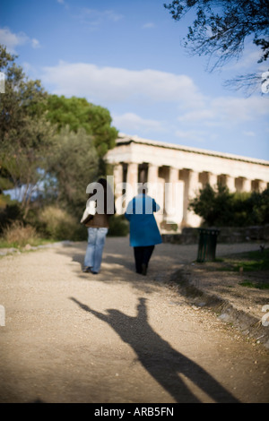 Les droits de l'ombre sur le sol avec les bras levés, donnant l'impression qu'il veut attraper les personnes marchant devant elle Banque D'Images