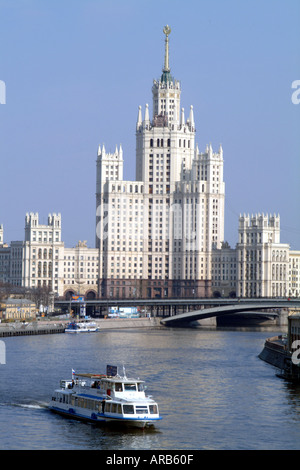 Moscou La Russie l'un des sept Sœurs gratte-ciel staliniens maintenant les bâtiments gothiques Appartements sur la rivière de Moscou dans la capitale Banque D'Images