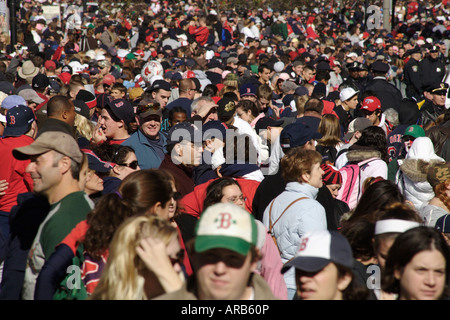 Foule de gens célébrant la victoire des Boston Red Sox en série mondiale 2007. Boston, Massachusetts, New England, USA Banque D'Images