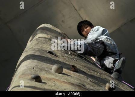 Climber atteigne le haut de Pinnacle REI REI au magasin d'articles de sport, le centre de Seattle Washington Banque D'Images