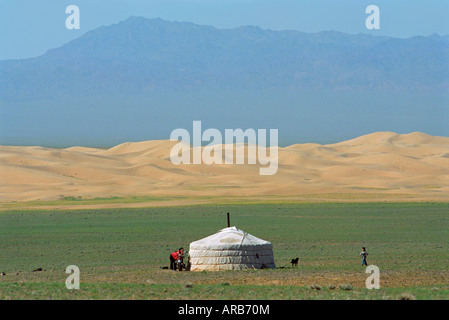 Une femme près de l'habitation traditionnelle mongole ger qui est aussi appelé yourte. Khongoryn Els. L'Afrique du désert de Gobi. La Mongolie Banque D'Images