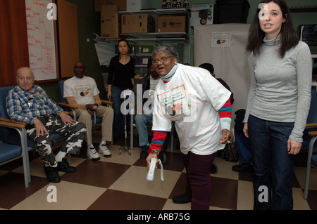 Les personnes âgées ont Nintendo Wii tournoi de quilles dans NYC Banque D'Images