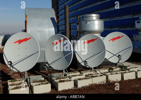 Des antennes paraboliques sur le toit vert du solaire un bâtiment vert dans Battery Park City à NEW YORK Banque D'Images