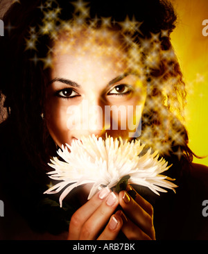 Macro image d'un visage de fille avec une fleur blanche Banque D'Images