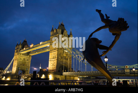 Tower Bridge et statue fille avec Dolphin illuminée la nuit London England UK Royaume-Uni GB Grande-bretagne British Isles Banque D'Images