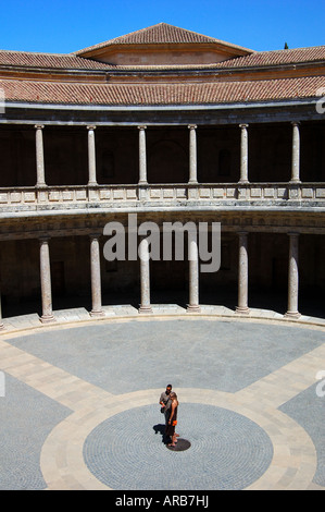 Les touristes dans la cour du Palais de l'Alhambra Granada Banque D'Images