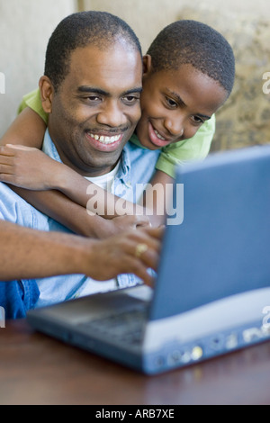 Père et fils avec un ordinateur portable Banque D'Images