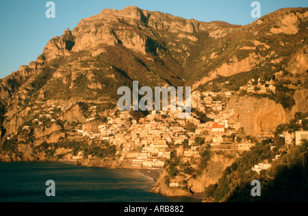 Lever tôt le matin à Positano perché sur les pentes sur la côte amalfitaine Italie Banque D'Images