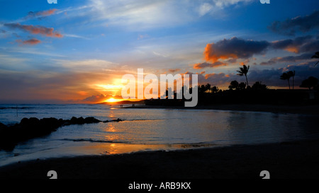 Coucher du soleil dans le Poipu Beach Park à Poipu Kauai Hawaii USA Banque D'Images