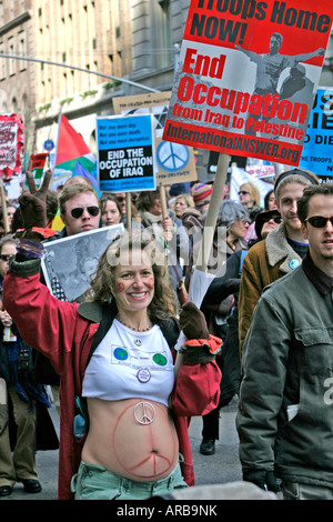 Femme enceinte marche pour la paix dans une guerre et protester contre la politique de Bush en Irak New York City Banque D'Images