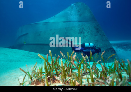 Enquêtes plongeur Alma B naufrage près de Cat Cay Bahamas Banque D'Images