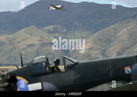 Corsair Goodyear FG 1D whispering death Fighter Bomber et Mustang à distance Banque D'Images
