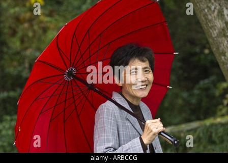 Femme avec parapluie, Yangdang Montagnes, Province de Zhejiang, Chine Banque D'Images