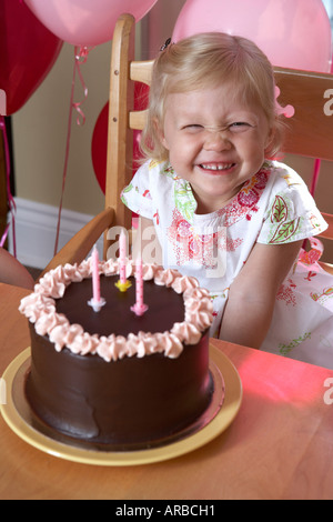 Girl with Birthday Cake Banque D'Images