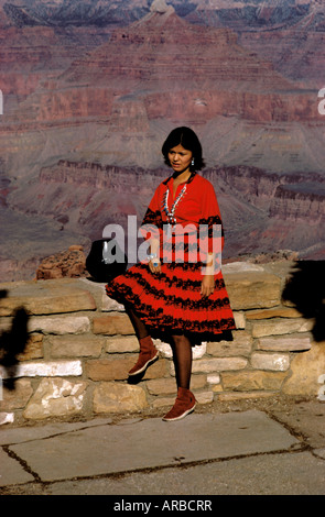 AZ Arizona Indian woman squash blossom collier Navajo Pottery bowl Santa Clara South Rim Grand Canyon National Park Banque D'Images