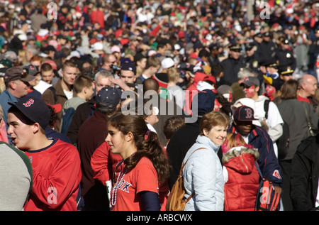 Foule de gens célébrant la victoire des Boston Red Sox en série mondiale 2007. Boston, Massachusetts, New England, USA Banque D'Images