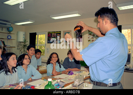 Les enfants et l'enseignant en leçon de science Banque D'Images