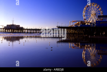 Réflexions à marée basse au coucher du soleil la jetée de Santa Monica Santa Monica Los Angeles County California USA Banque D'Images