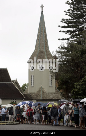 Les membres du public d'attente vers le cercueil de fichier passé Sir Edmund Hillary avant ses funérailles d'État à Auckland Nouvelle-Zélande Banque D'Images