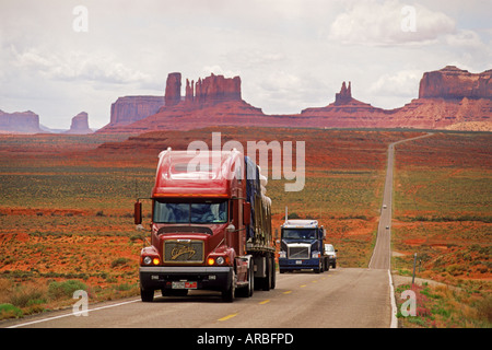 Les camions sur la route 163 menant à et de Monument Valley dans l'Utah - USA Banque D'Images