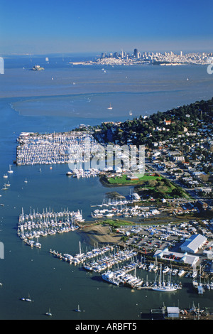 Vue aérienne du port de Sausalito rempli de yachts et au-delà de l'horizon de San Francisco Bay Banque D'Images