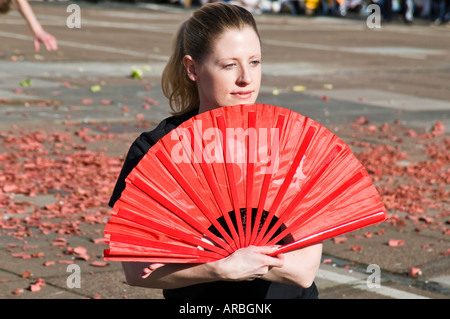 French Girl holding ventilateur chinois au cours d'une manifestation à l'arts des célébrations du Nouvel An chinois à Southampton en Angleterre Banque D'Images