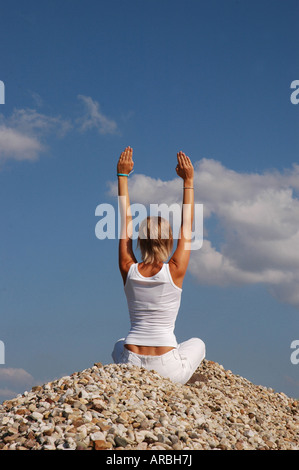 Jung Frau in weiß Yoga draußen - jeune femme en blanc à l'extérieur de yoga Banque D'Images