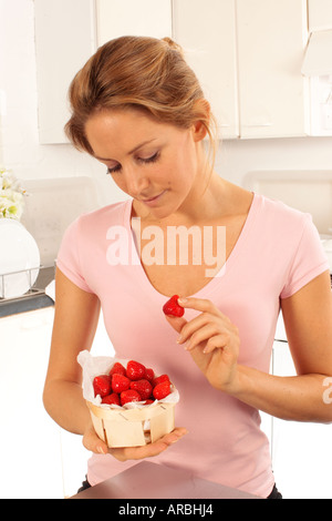 GIRL SELECTING Fraises Banque D'Images