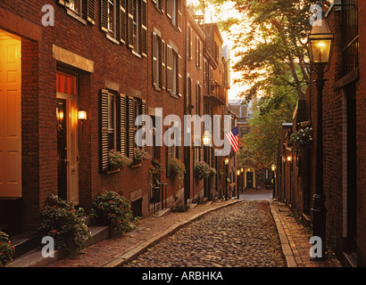 Alcorn Street avec vieilles lampes sur Beacon Hill à Boston au crépuscule Banque D'Images