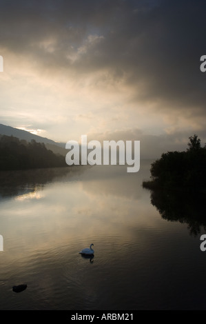 Lever du soleil sur le lac Padarn Llanberis au nord du Pays de Galles Snowdonia UK Banque D'Images