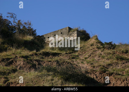 La guerre de l'ancien monde deux bunker de défense côtière sur falaise, sur la côte est de l'Angleterre. Banque D'Images