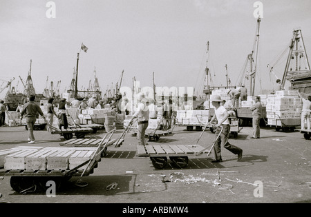 Reportage de voyage Photographie Industrielle - scène dock à Hong Kong en Asie du Sud-Est Extrême-Orient. Travailler les gens de l'Occupation Banque D'Images