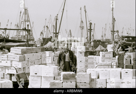 La photographie surréaliste - Les hommes travaillant dans les docks à Hong Kong en Asie du Sud-Est Extrême-Orient. L'industrie de travail travailleur gens photojournalisme documentaire Banque D'Images