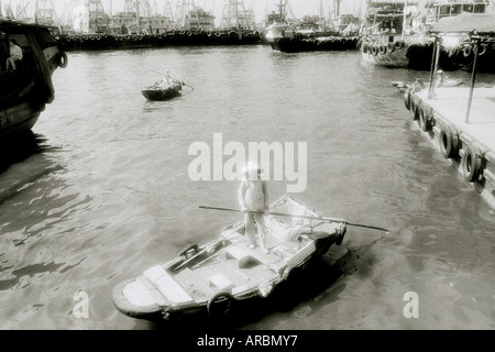 La vie au Dock à Kowloon Mongkok à Hong Kong en Chine en Extrême-Orient Asie du sud-est. La pauvreté Reportage bateau Voile vie Les gens voyagent Banque D'Images