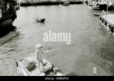 La vie au Dock à Kowloon Mongkok à Hong Kong en Chine en Extrême-Orient Asie du sud-est. La pauvreté Reportage bateau Voile vie Les gens voyagent Banque D'Images