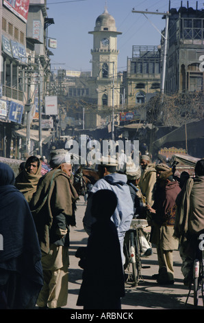 Scène de rue dans le bazar, Peshawar, dans la province frontalière du nord-ouest, Pakistan, Asie Banque D'Images