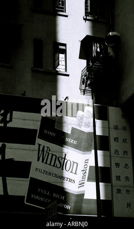 La publicité de la cigarette à Mongkok à Kowloon à Hong Kong en Chine, en Extrême-Orient Asie du sud-est. Lumière Chiaroscuro Ville urbain Villes Voyage Fumeurs Banque D'Images