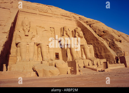 Le Temple d'Re-Herakhte pour Ramsès II qui a été déplacé lors de la construction du barrage d'Assouan, Abou Simbel, Egypte Banque D'Images